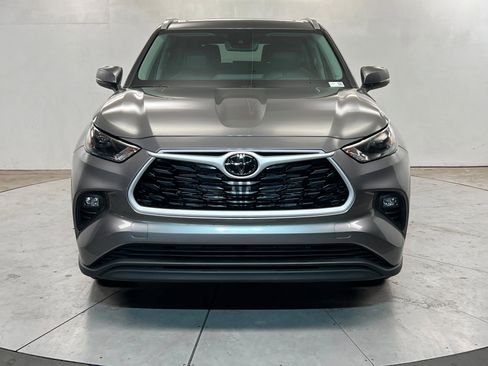 Used 2025 Toyota Highlander XLE image 8