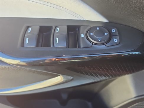 Used 2025 Chevrolet Trax LT w/ LT Convenience Package image 29