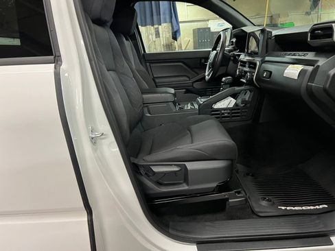 Used 2025 Toyota Tacoma SR image 32