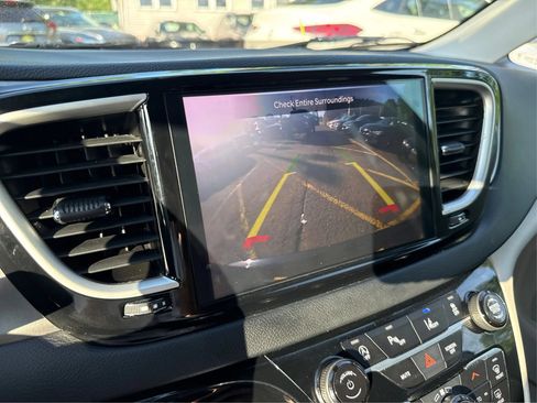 Used 2023 Chrysler Pacifica Touring-L FWD image 32