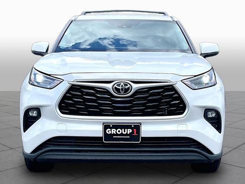 Used 2023 Toyota Highlander LE FWD image 4