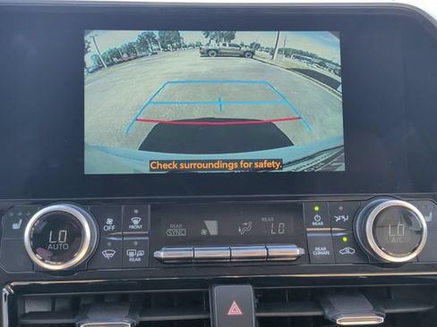 Used 2025 Toyota Highlander XLE FWD image 25