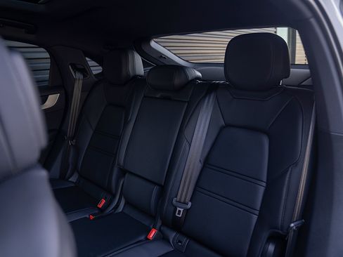 Certified 2025 Porsche Cayenne E-Hybrid Coupe AWD/4WD image 21