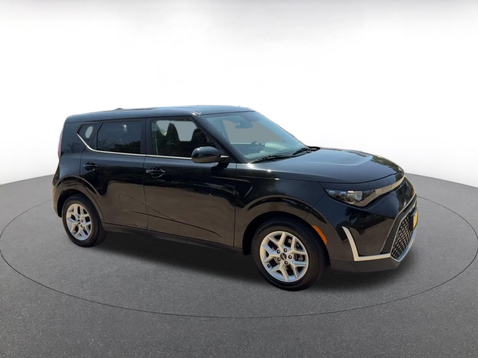 Used 2025 Kia Soul LX w/ LX Technology Package FWD image 2