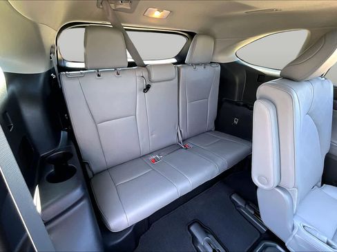 Used 2024 Toyota Highlander Platinum FWD image 11