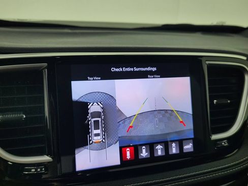 Used 2025 Chrysler Pacifica Limited AWD/4WD image 28