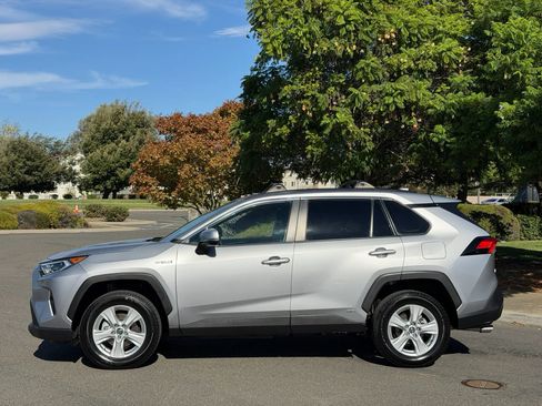 Used 2021 Toyota RAV4 XLE AWD/4WD image 2