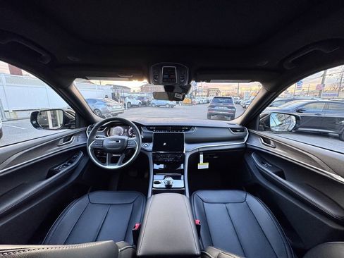 New 2025 Jeep Grand Cherokee Limited image 10