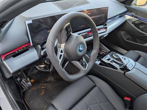 New 2026 BMW i5 eDrive40 w/ M Sport Package RWD image 3