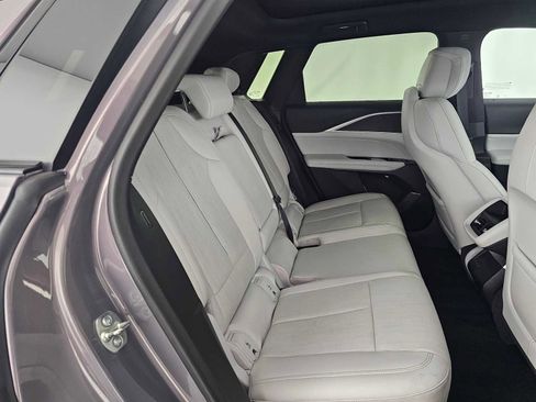 Used 2025 Cadillac Lyriq Luxury AWD/4WD image 12