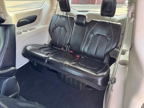 Used 2024 Chrysler Pacifica Limited FWD image 21