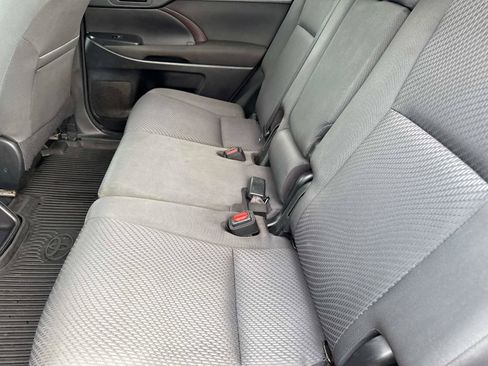 Used 2017 Toyota Highlander LE image 14