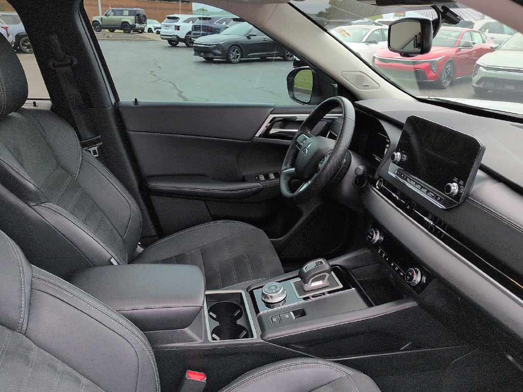 Used 2023 Mitsubishi Outlander SE AWD/4WD image 7