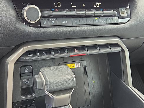 Used 2024 Toyota Tundra Limited AWD/4WD image 19