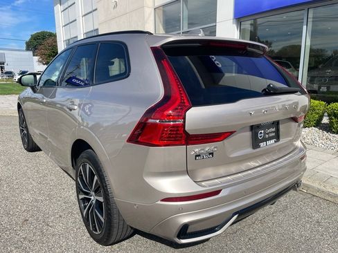 Used 2024 Volvo XC60 B5 Plus AWD/4WD image 3