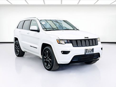 Used 2017 Jeep Grand Cherokee Altitude image 3