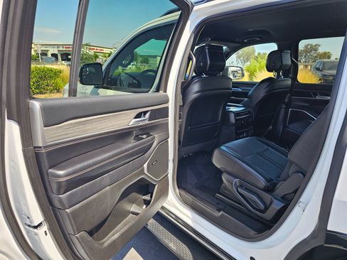 Used 2024 Jeep Wagoneer Series III AWD/4WD image 19