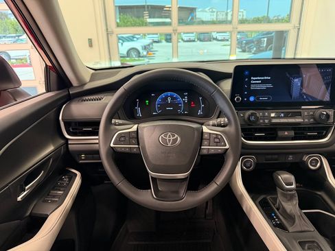 Used 2025 Toyota Grand Highlander AWD image 17