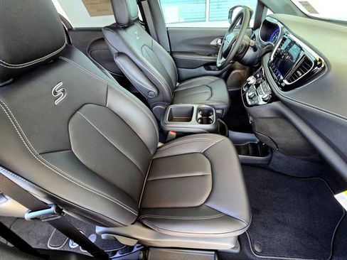 New 2026 Chrysler Pacifica Select w/ S Appearance Package image 23