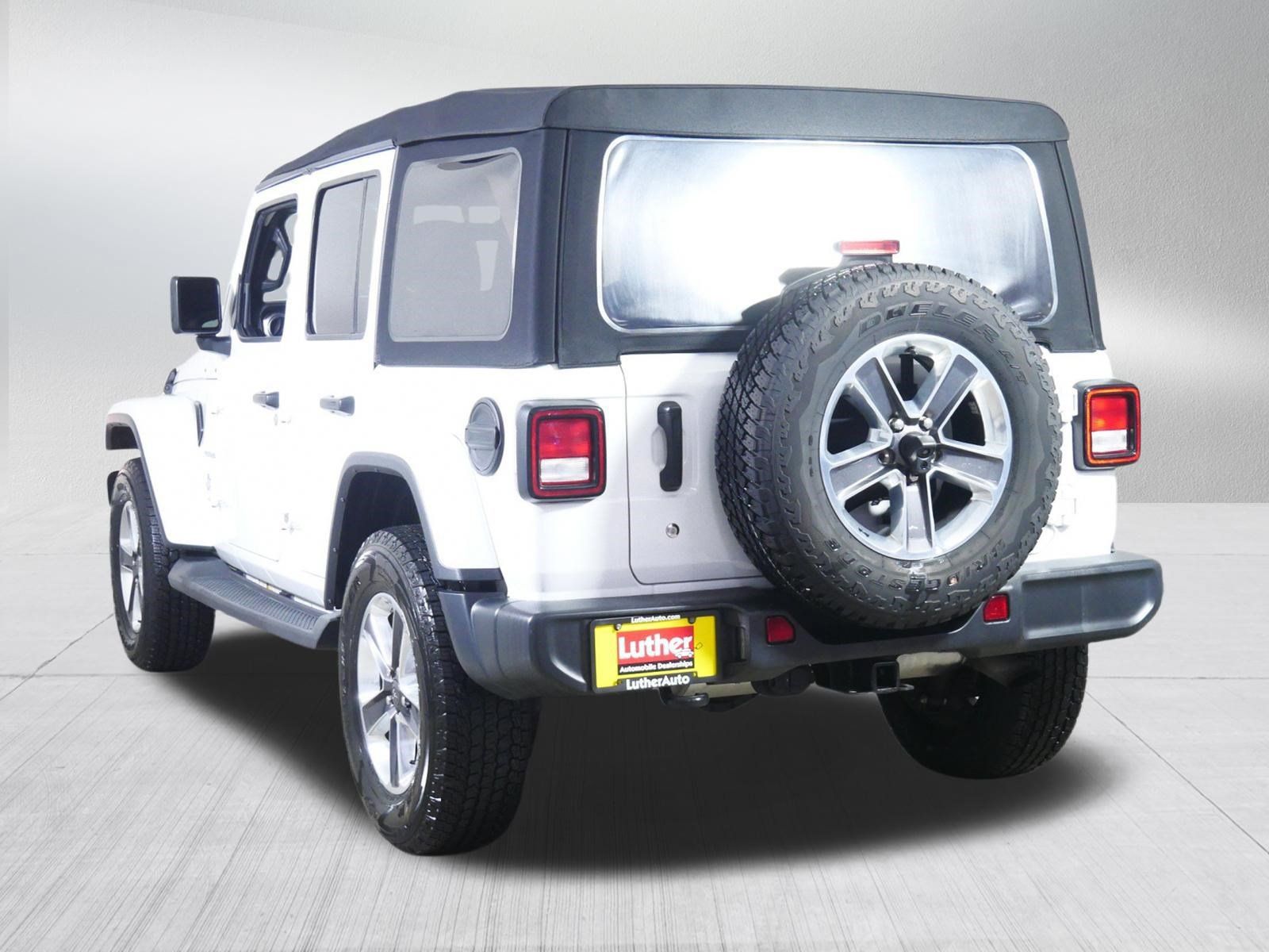 Used 2018 Jeep Wrangler Unlimited Sahara AWD/4WD image 5