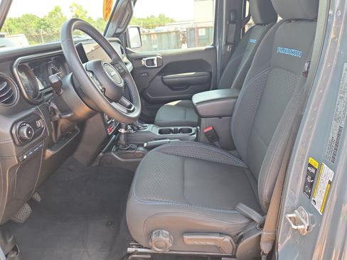 Used 2024 Jeep Wrangler Unlimited Rubicon 4xe AWD/4WD image 4