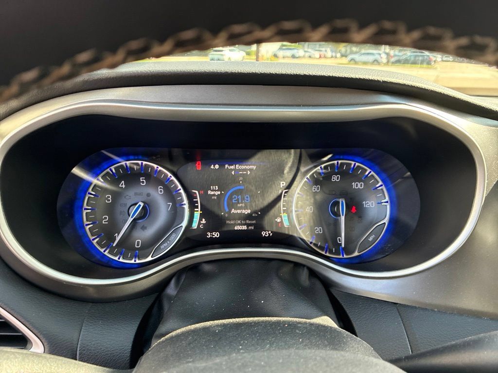 Used 2023 Chrysler Pacifica Touring-L FWD image 25