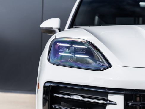 Used 2025 Porsche Cayenne Coupe image 14