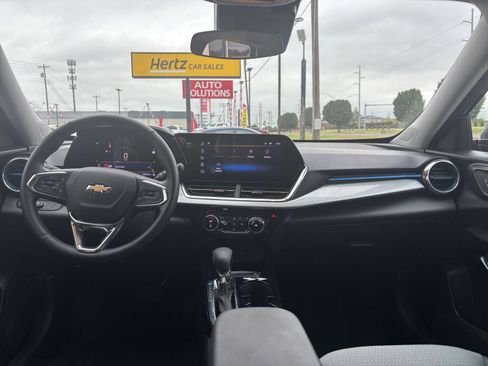 Used 2025 Chevrolet Trax LT w/ LT Convenience Package FWD image 32