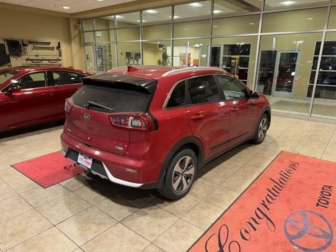Used 2017 Kia Niro LX FWD image 2