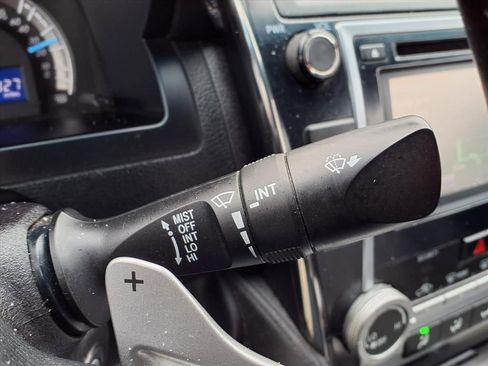 Used 2014 Toyota Camry L image 17