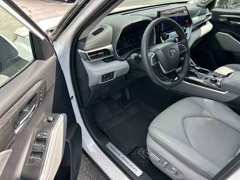 Used 2026 Toyota Highlander Limited AWD/4WD image 9
