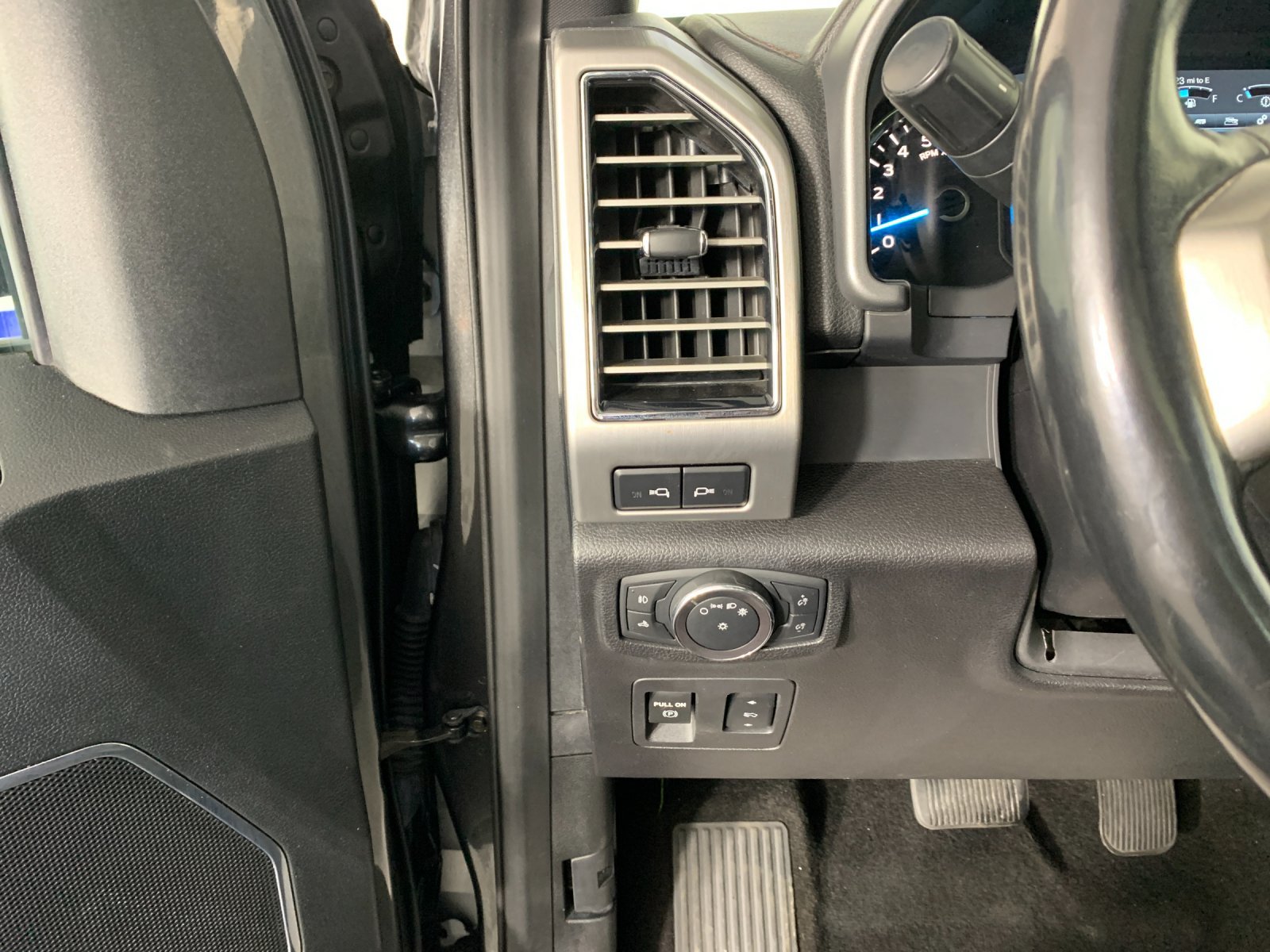 Used 2019 Ford F150 Platinum w/ Equipment Group 701A Luxury AWD/4WD image 15