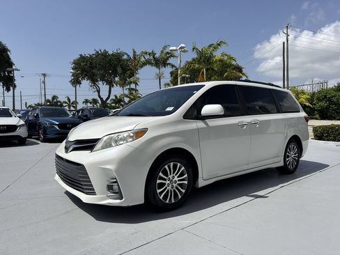 Used 2020 Toyota Sienna XLE w/ XLE Navigation Package FWD image 28