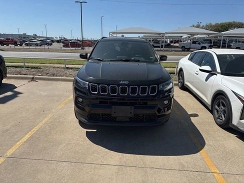 Used 2025 Jeep Compass Latitude w/ Sun & Sound Group image 2