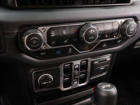Used 2025 Jeep Wrangler Unlimited Sahara AWD/4WD image 19