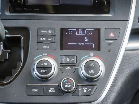 Used 2017 Toyota Sienna SE FWD image 18