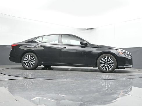 Used 2025 Nissan Altima 2.5 SV FWD image 44