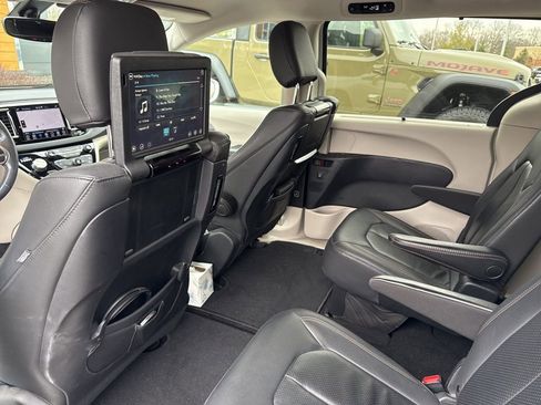 Certified 2020 Chrysler Pacifica Touring-L Plus image 9