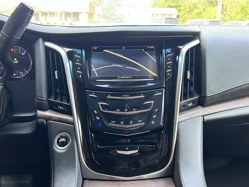 Used 2019 Cadillac Escalade ESV Luxury AWD/4WD image 29