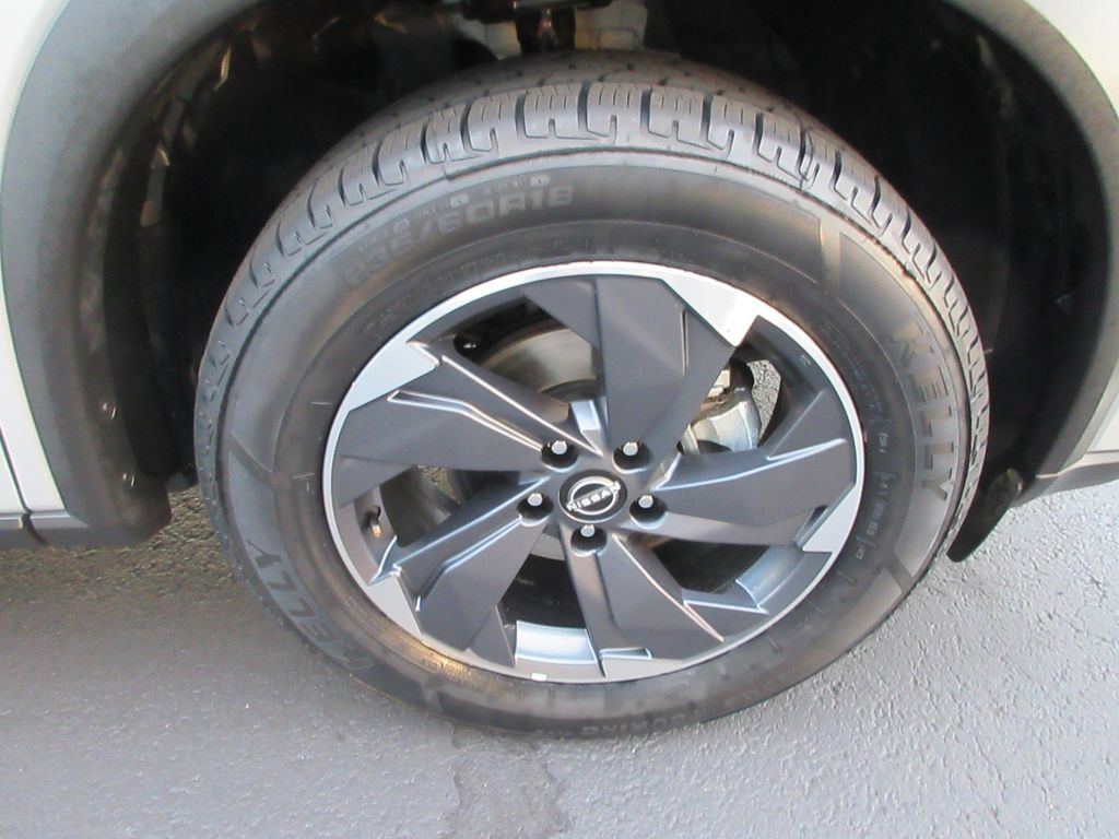 Used 2025 Nissan Rogue SV FWD image 9