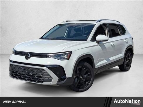 Used 2025 Volkswagen Taos SE w/ Panoramic Sunroof Package FWD image 1