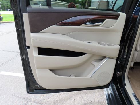 Used 2017 Cadillac Escalade ESV Luxury AWD/4WD image 18