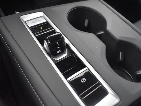 Used 2025 Volkswagen Atlas SE image 18