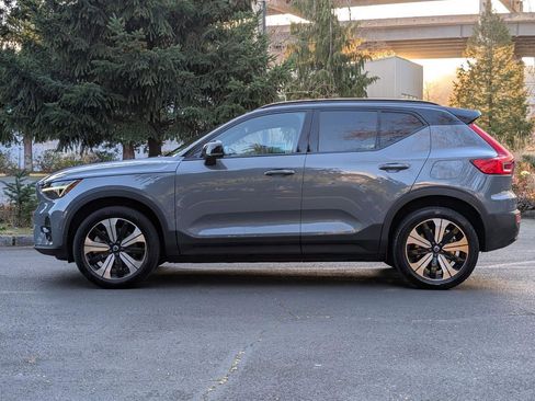 Used 2023 Volvo XC40 Recharge Plus image 4