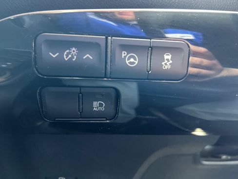 Used 2021 Toyota Prius LE w/ Carpet Mat Package (TMS) FWD image 29