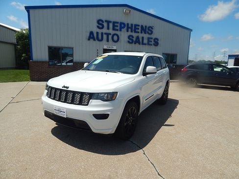 Used 2018 Jeep Grand Cherokee Altitude image 1