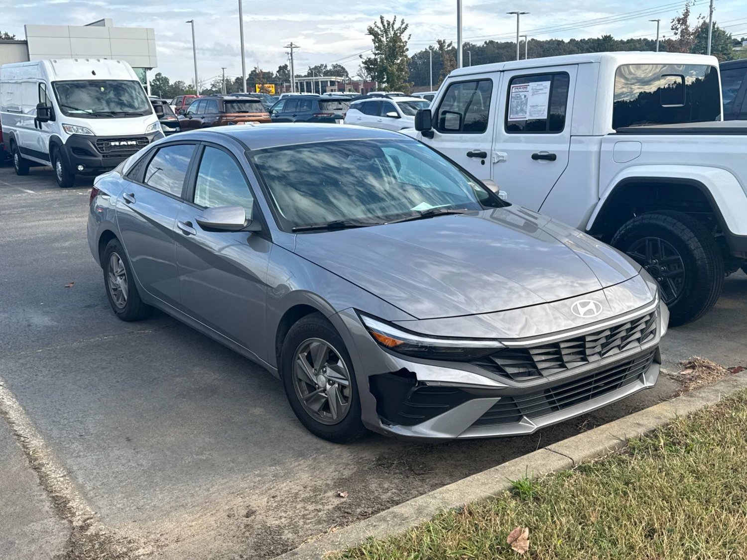 Used 2024 Hyundai Elantra SE FWD image 2