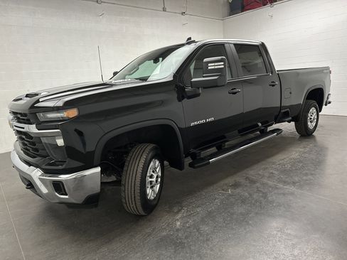 Used 2025 Chevrolet Silverado 2500 LT w/ Convenience Package image 4