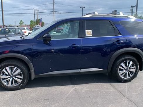 Used 2024 Nissan Pathfinder SL AWD/4WD image 2