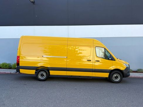 Used 2021 Mercedes-Benz Sprinter 2500 image 7